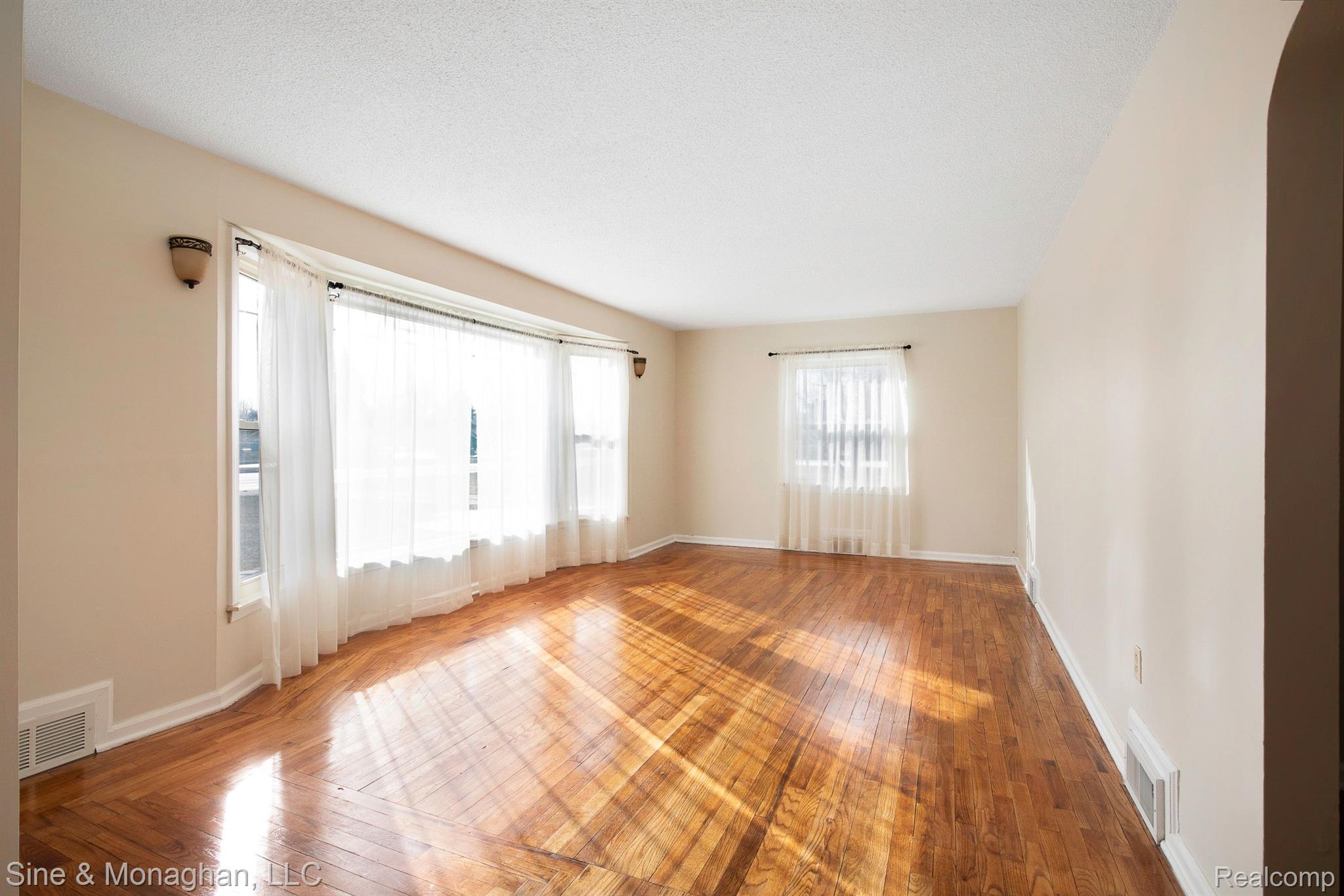6135 North Genesee Road Flint, MI 48506 - Photo 4 of 45 Bright living room with bayed window
