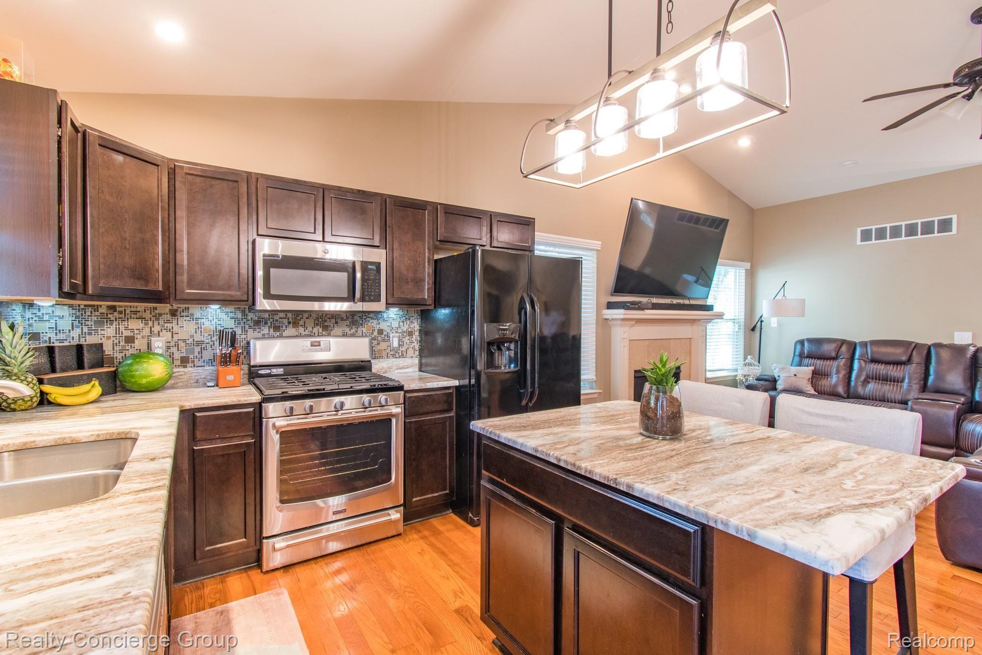 18988 Farmington Road Livonia, MI 48152 - Photo 5 of 22 Farmington Rd-106.jpg