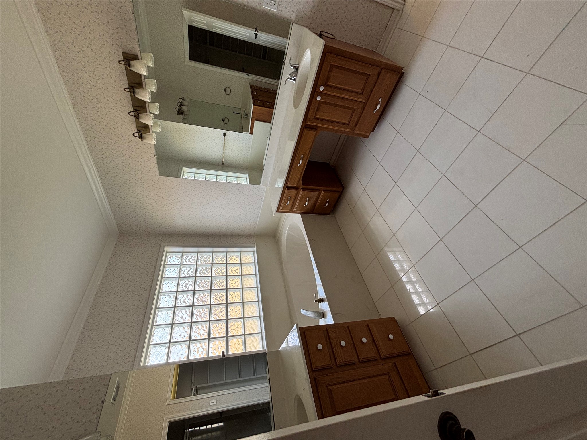 140 County Road 167 Georgetown, TX 78626 - Photo 14 of 21 a spacious bathroom with a window and tub