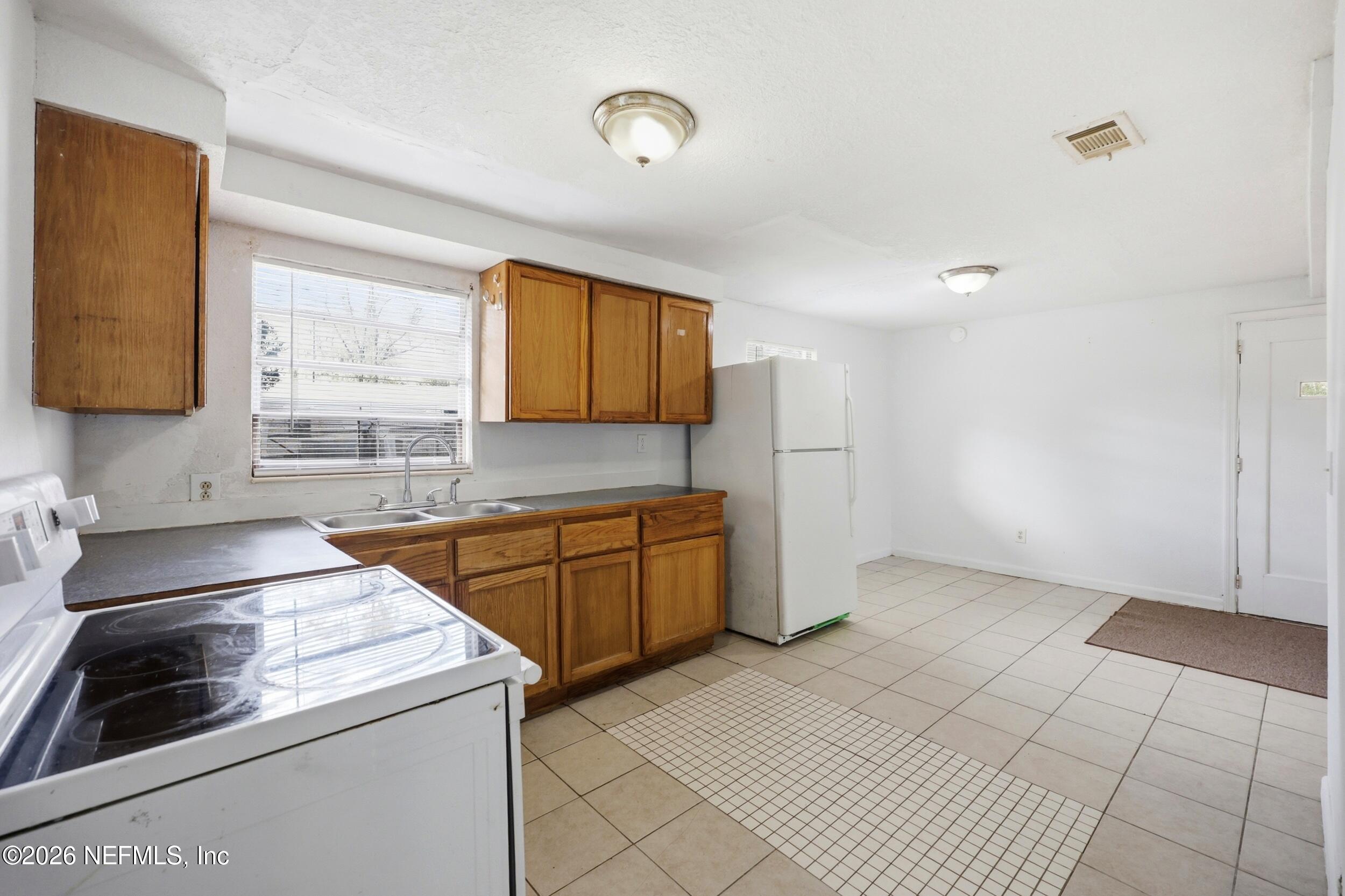 9843 Wagner Road Jacksonville, FL 32219 - Photo 11 of 40 a kitchen that has a sink and a stove in it