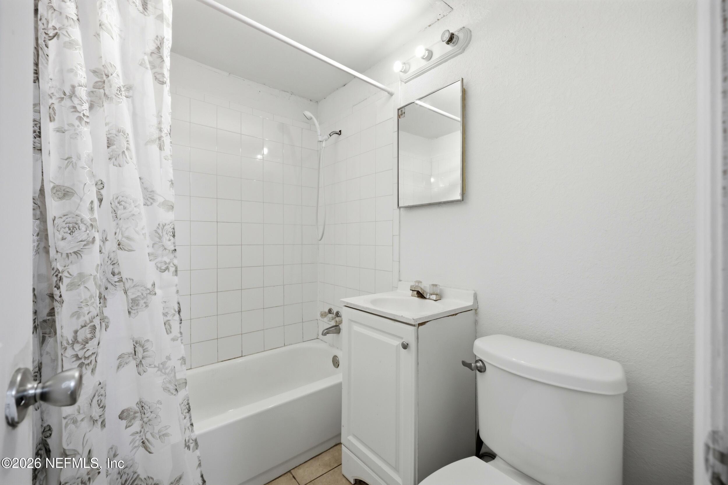 9843 Wagner Road Jacksonville, FL 32219 - Photo 15 of 40 a bathroom with a toilet and a bathtub