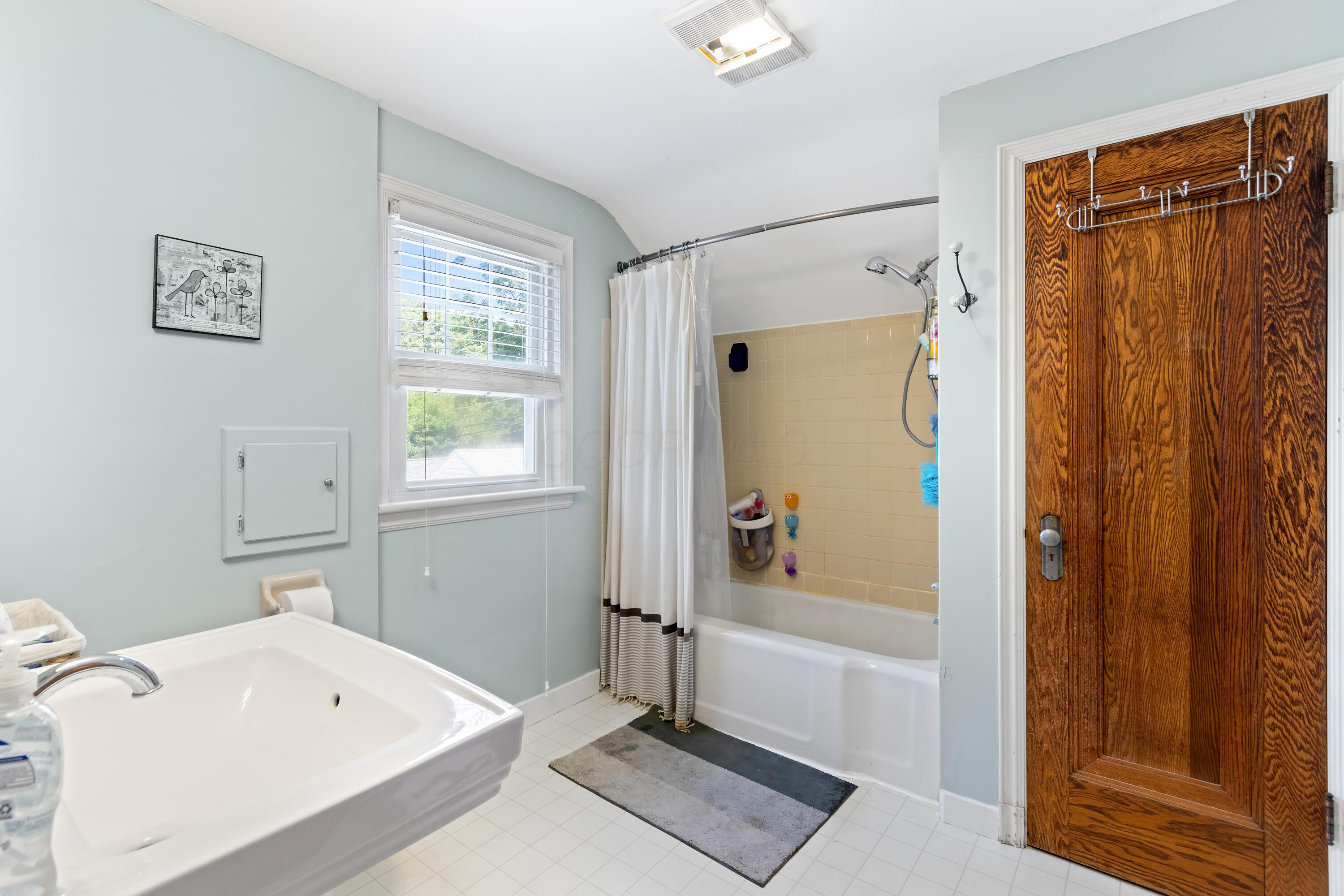 298 Richards Road Columbus, OH 43214 - Photo 15 of 25 Full Bathroom