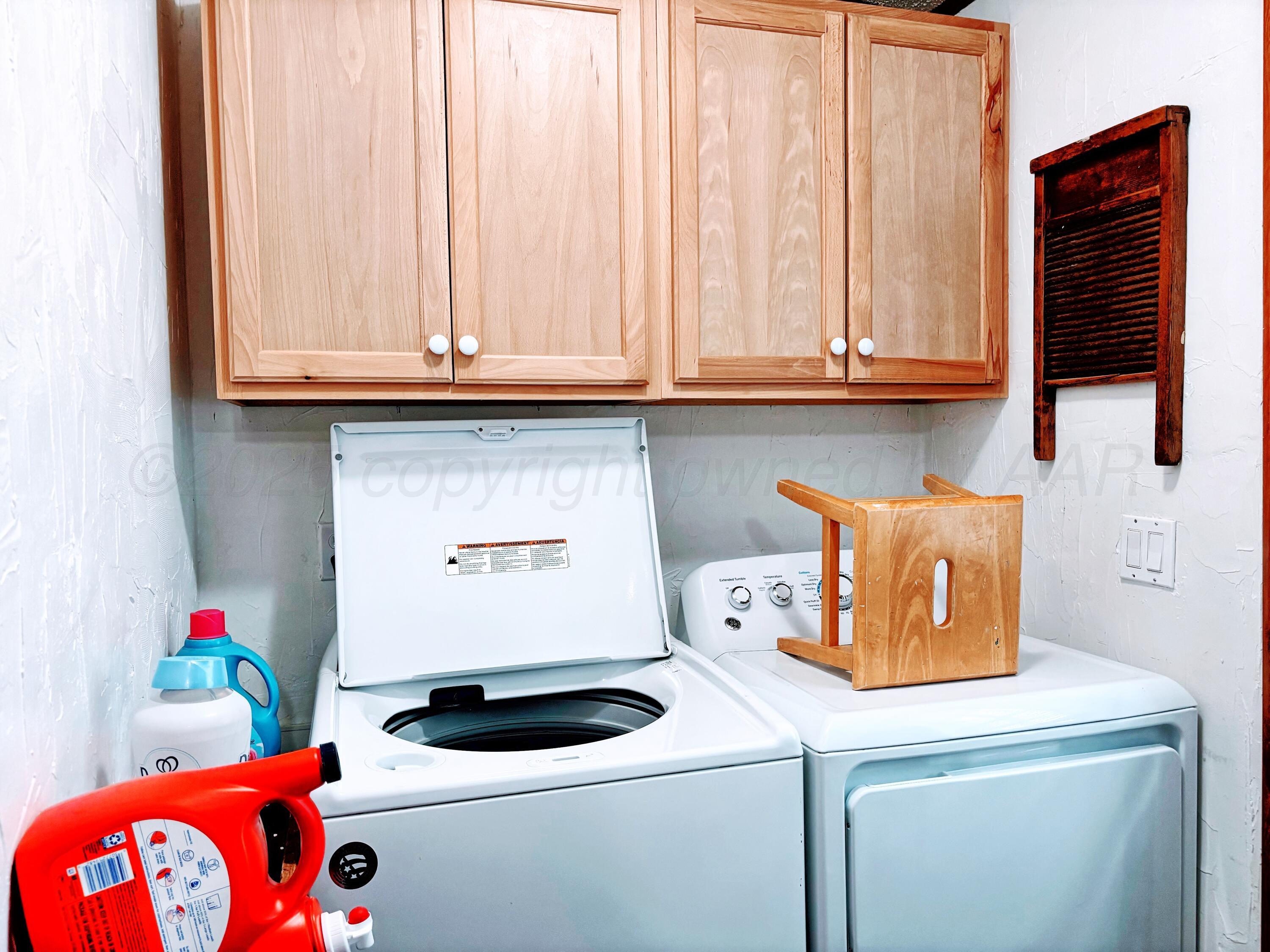 1010 South Baylor Street Perryton, TX 79070 - Photo 20 of 35 a utility room with dryer and washer