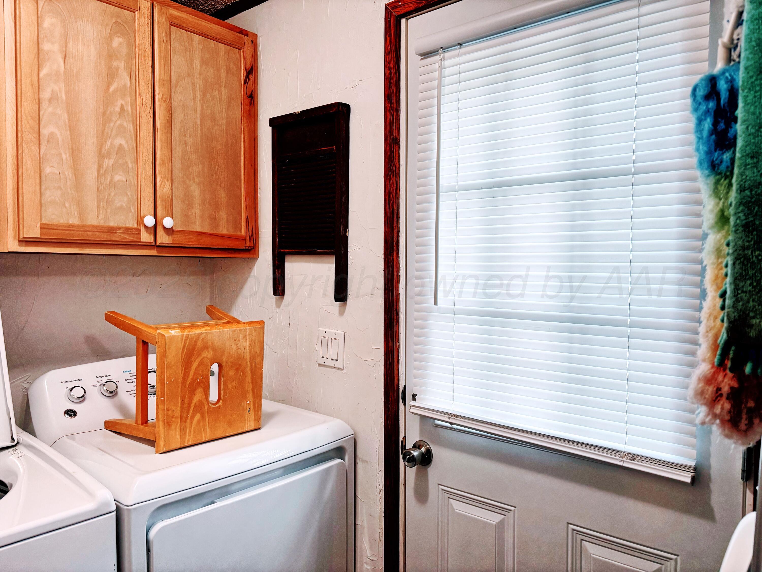 1010 South Baylor Street Perryton, TX 79070 - Photo 21 of 35 a utility room with washer and dryer