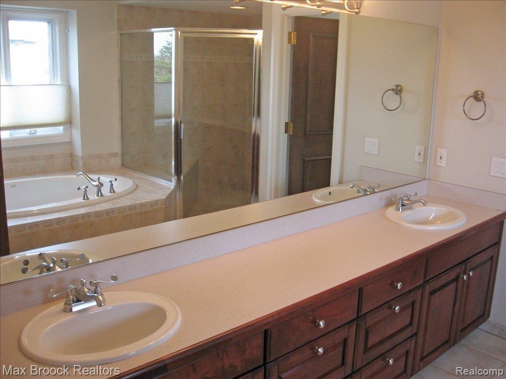 4920 Crestone Way Rochester, MI 48306 - Photo 11 of 19 Master Bath
