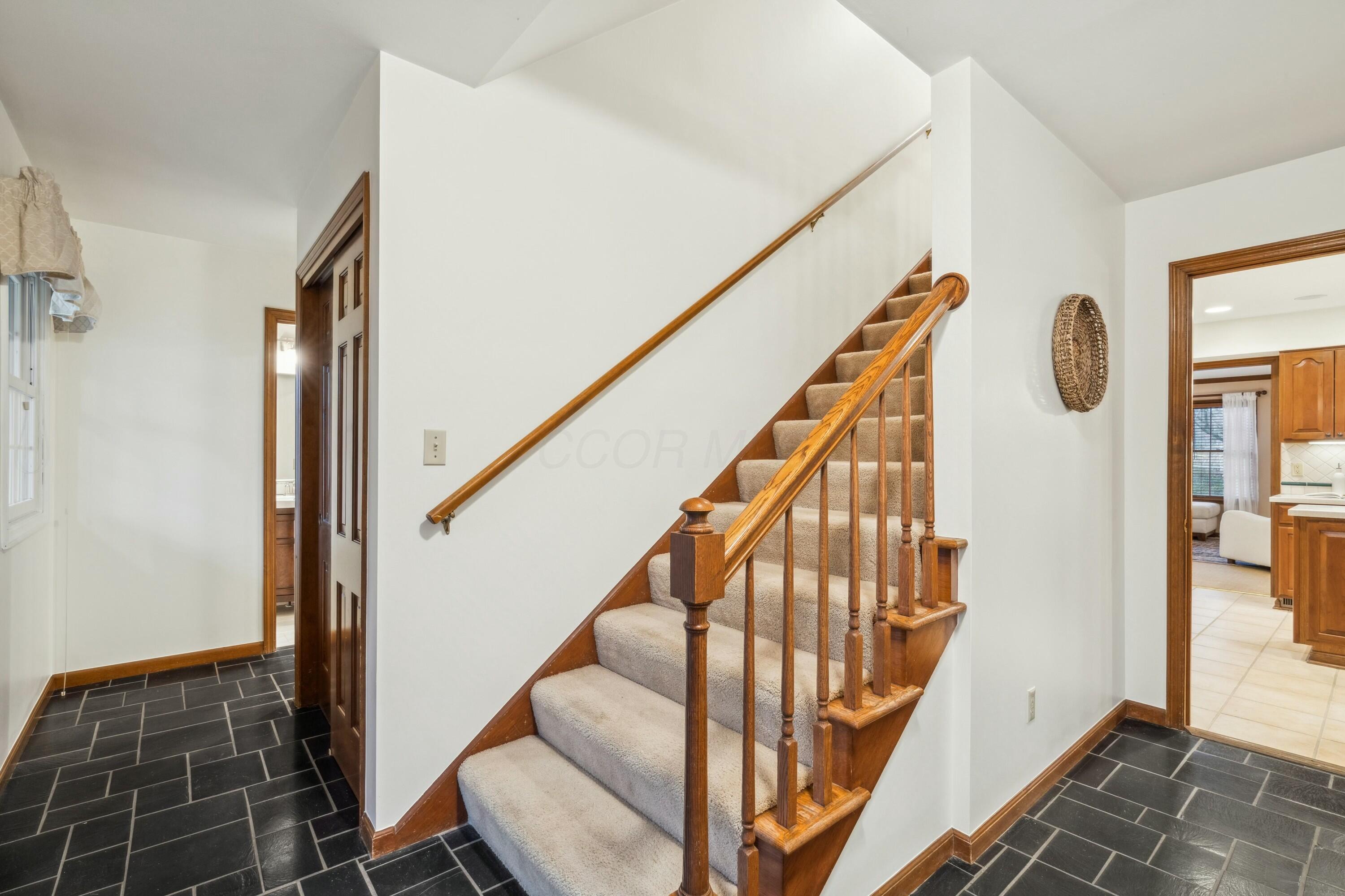 4052 Fenwick Road Columbus, OH 43220 - Photo 11 of 76 Entry