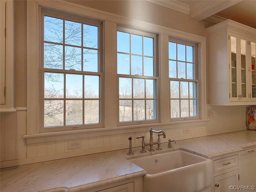 1712 Novum Church Road Reva, VA 22735 - Photo 7 of 40 a bathroom with sink and bathtub