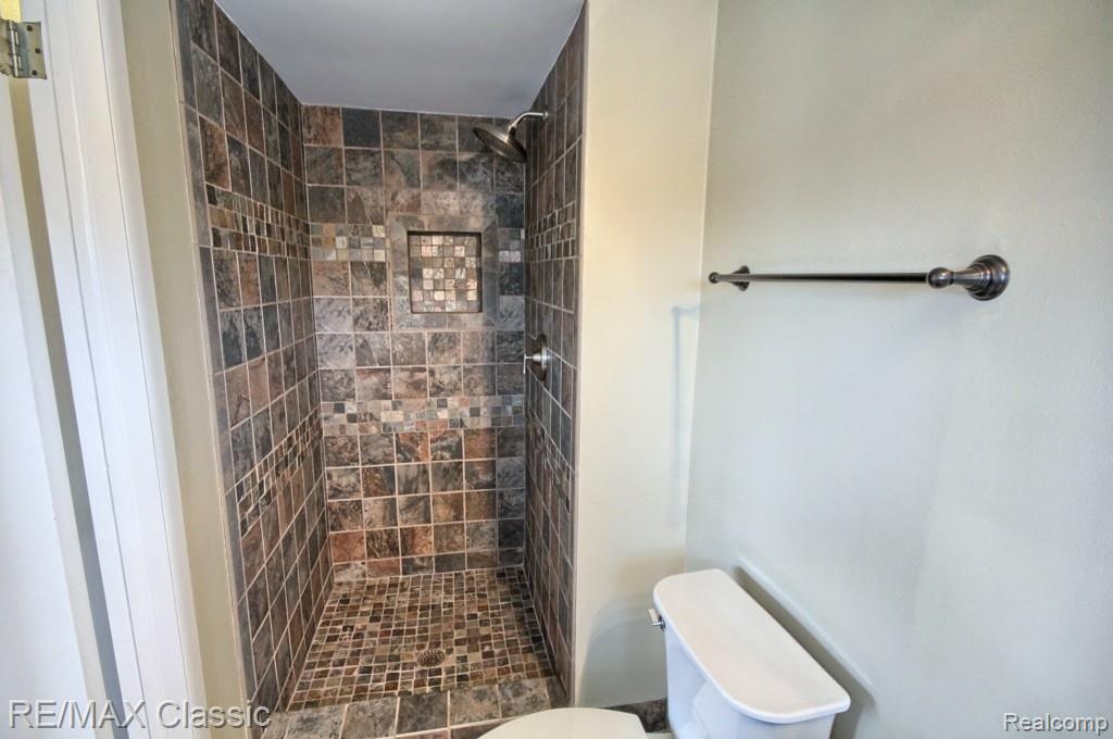17529 West Thirteen Mile Road Southfield, MI 48076 - Photo 19 of 34 Master Bathroom 2nd View.jpg