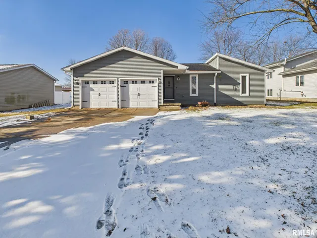 $220,000 | 13 Hawthorn Lane, Pleasant Plains, IL 62677