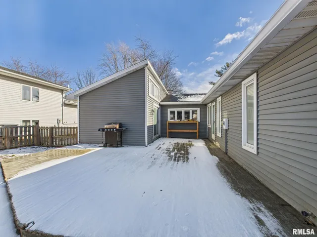 $220,000 | 13 Hawthorn Lane, Pleasant Plains, IL 62677