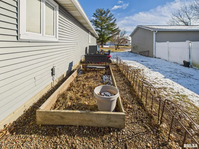 $220,000 | 13 Hawthorn Lane, Pleasant Plains, IL 62677