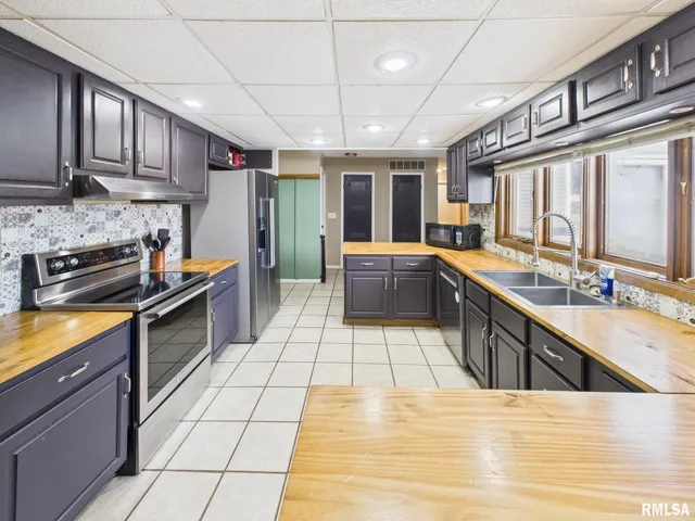 $220,000 | 13 Hawthorn Lane, Pleasant Plains, IL 62677