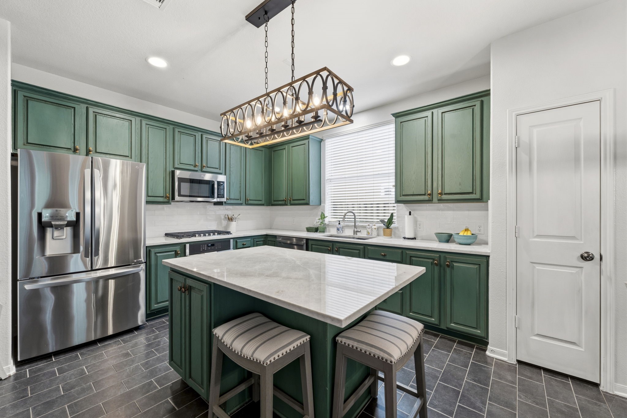 6 North Flickering Sun Circle Spring, TX 77382 - Photo 9 of 33 New granite countertops and island counter!