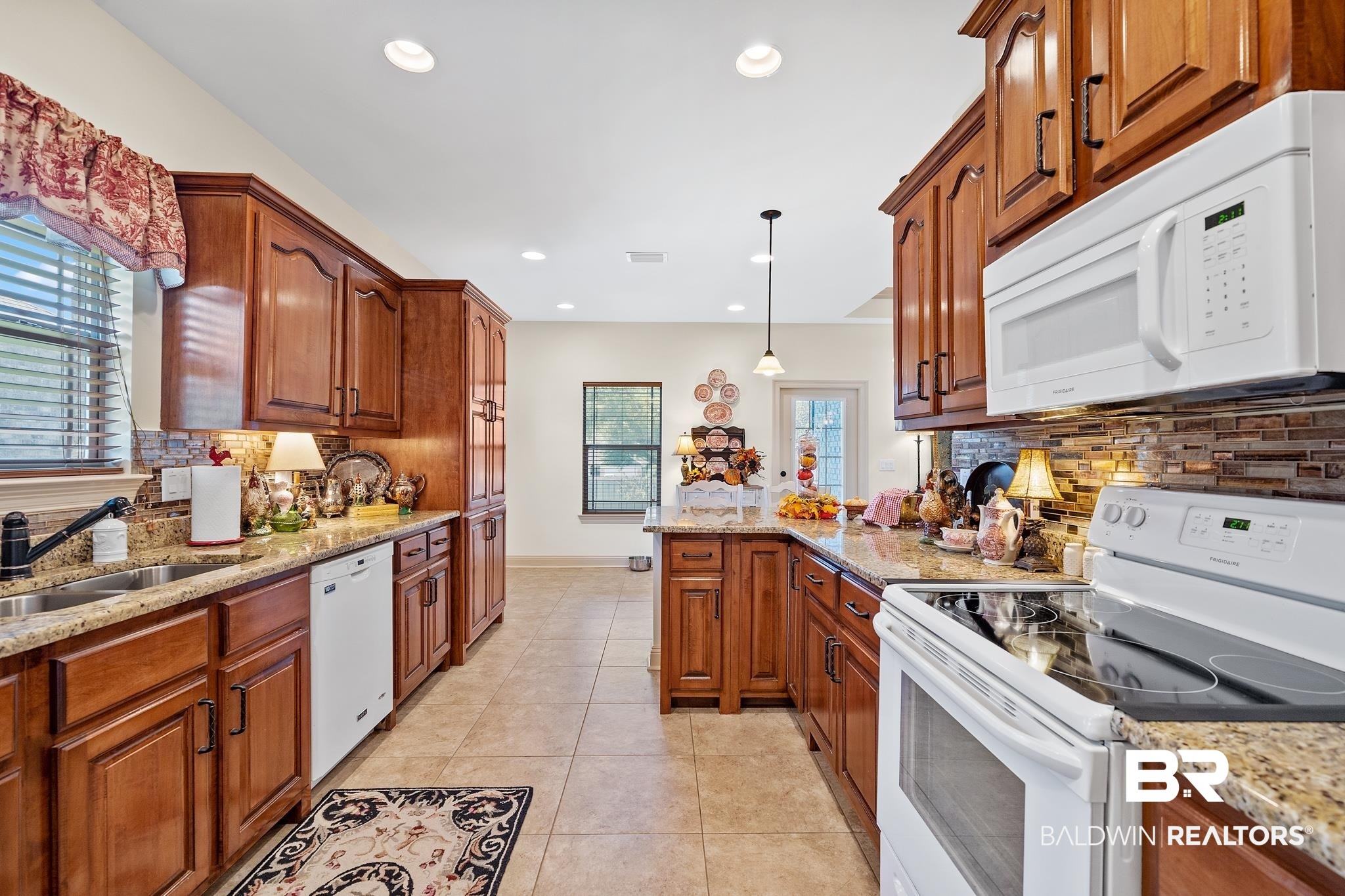22665 Nana Loop West Silverhill, AL 36576 - Photo 12 of 25 Custom Cabinets and Grani