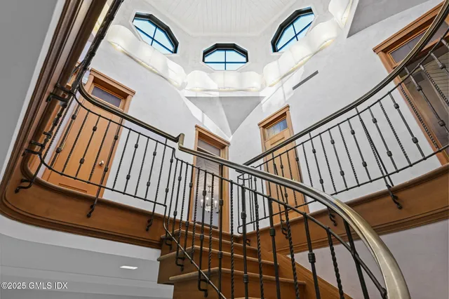 $6,500,000 | 16 Martin Dale, Greenwich, CT 06830