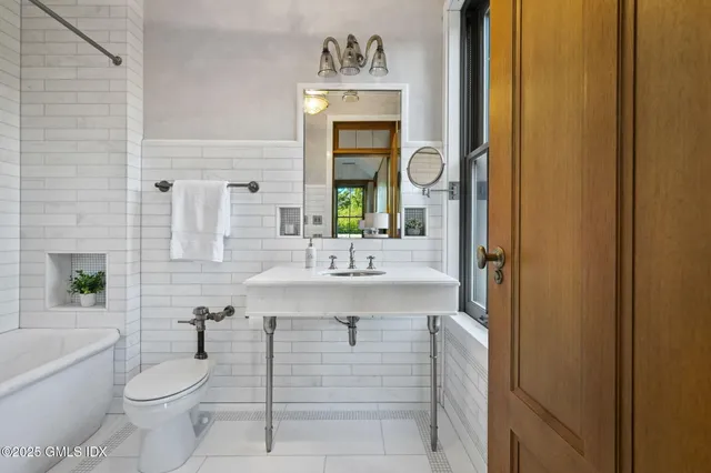 $6,500,000 | 16 Martin Dale, Greenwich, CT 06830