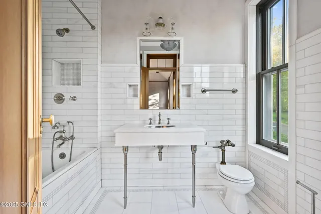 $6,500,000 | 16 Martin Dale, Greenwich, CT 06830