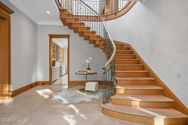 $6,500,000 | 16 Martin Dale, Greenwich, CT 06830