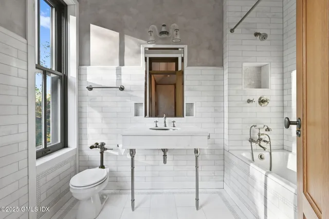 $6,500,000 | 16 Martin Dale, Greenwich, CT 06830