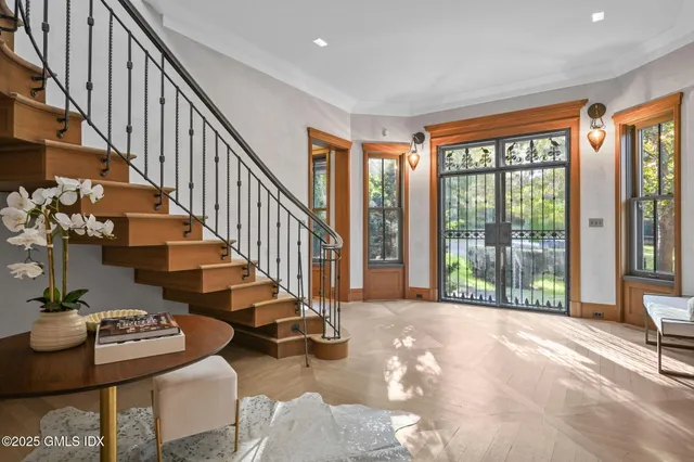 $6,500,000 | 16 Martin Dale, Greenwich, CT 06830