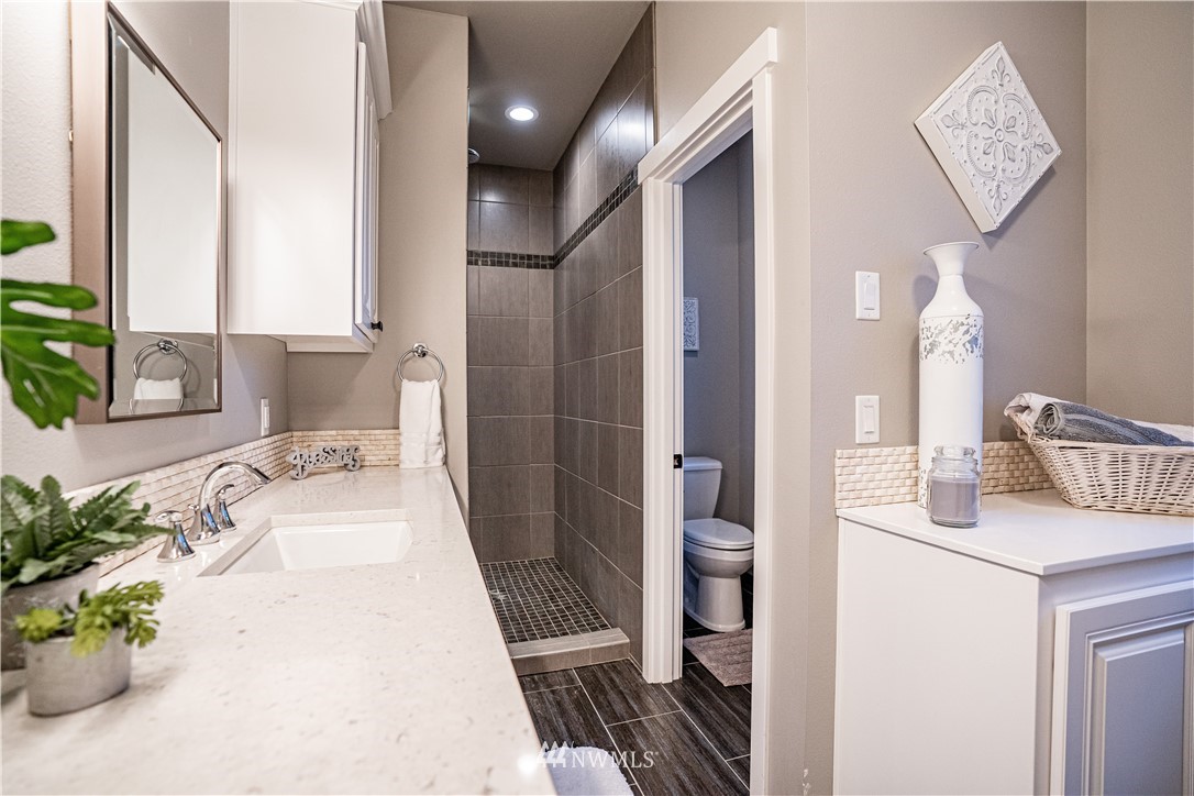 3116 Jackson Highway Chehalis, WA 98532 - Photo 22 of 40 a bathroom with a tub sink and mirror