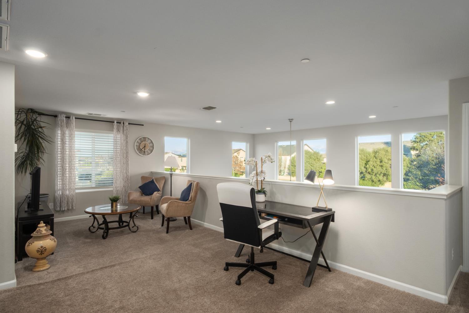 153 Drake Street Madera, CA 93638 - Photo 20 of 34 a workspace with furniture and a window