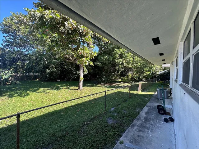 a view of a backyard