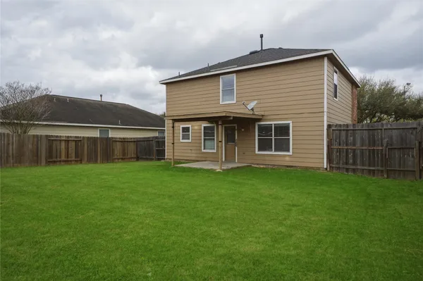 a view of a house with backyard