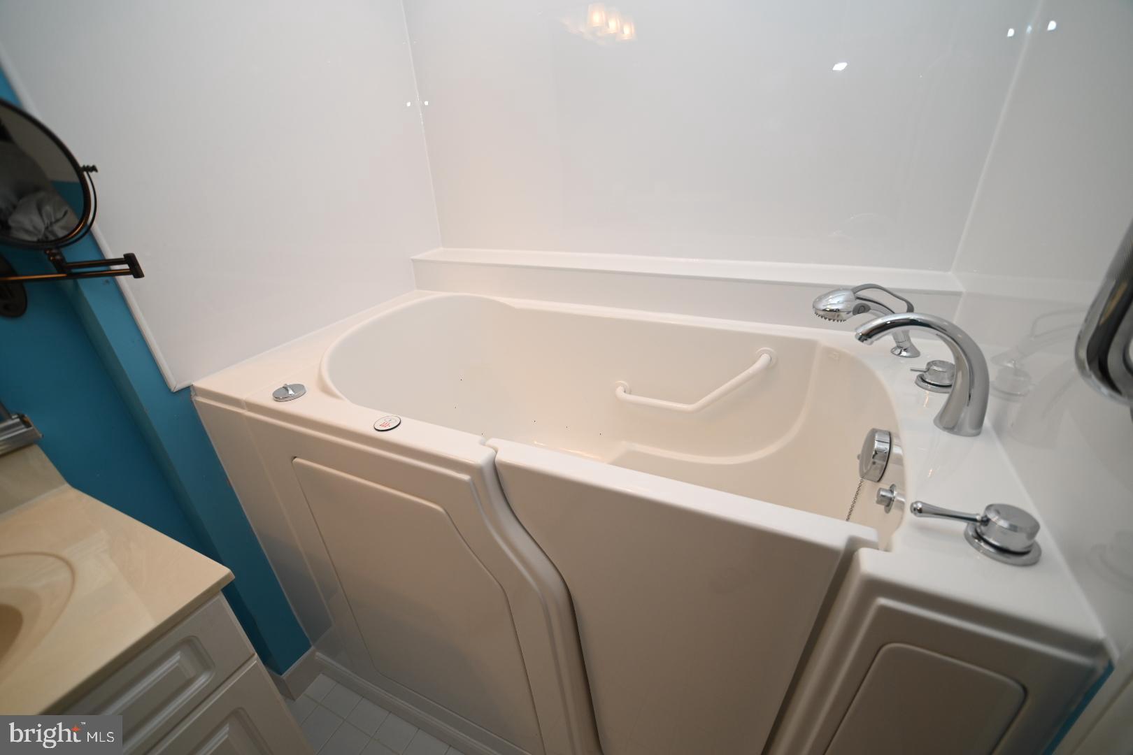 29 Ashley Drive Warminster, PA 18974 - Photo 22 of 44 a bathroom with a bathtub