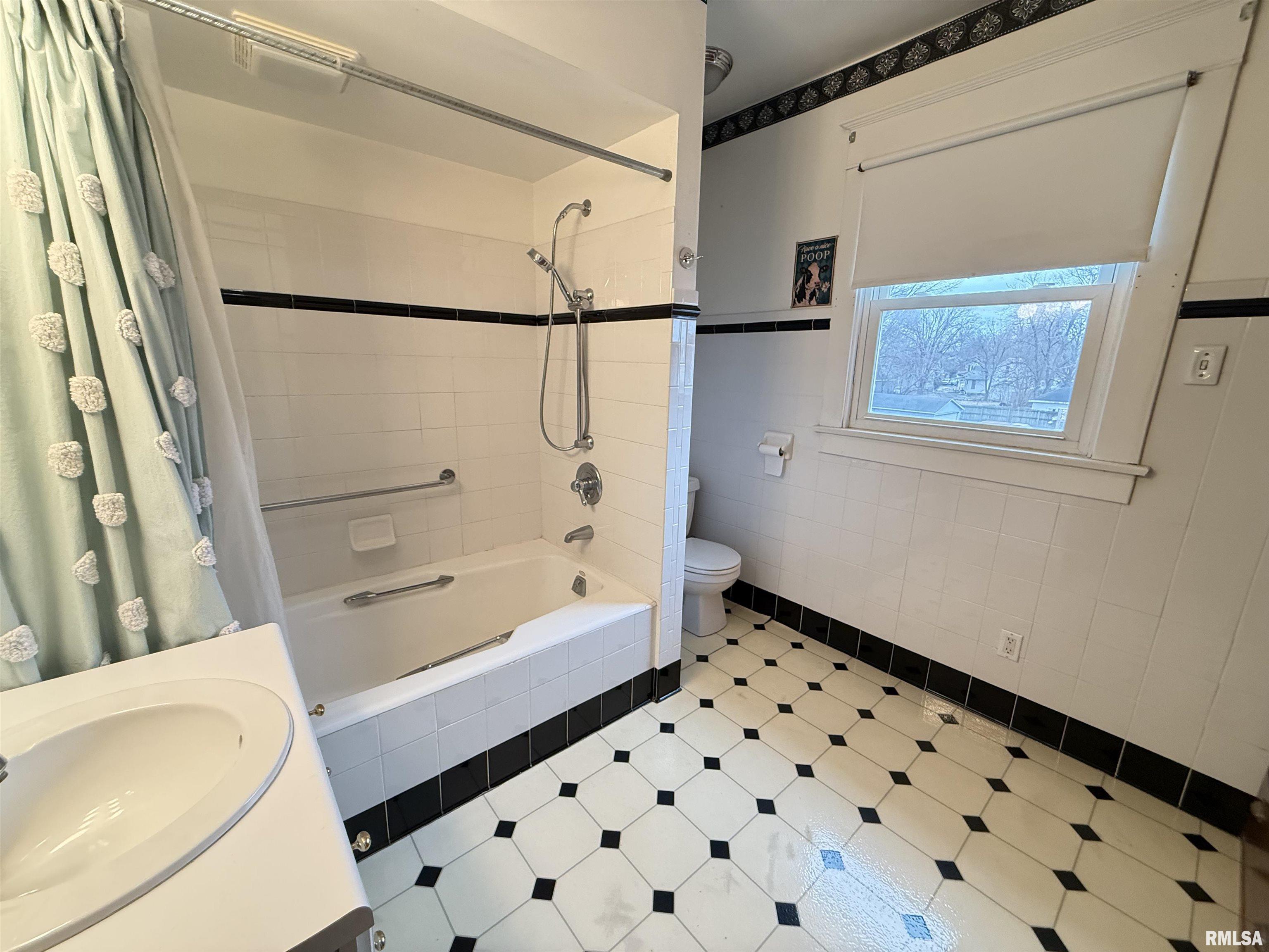 469 North 2nd Avenue Canton, IL 61520 - Photo 12 of 26