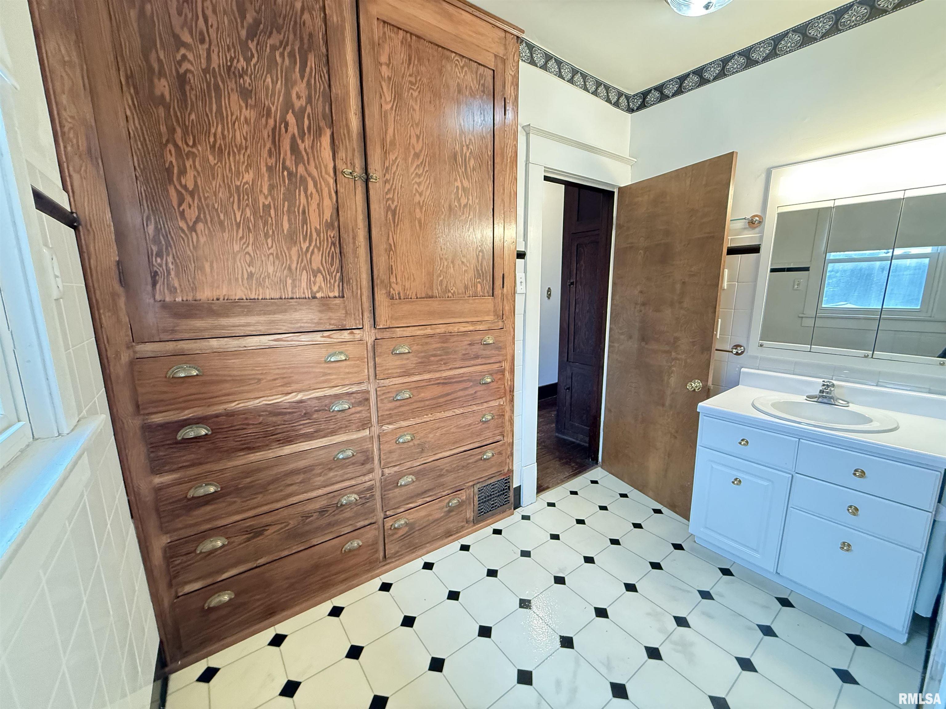 469 North 2nd Avenue Canton, IL 61520 - Photo 13 of 26