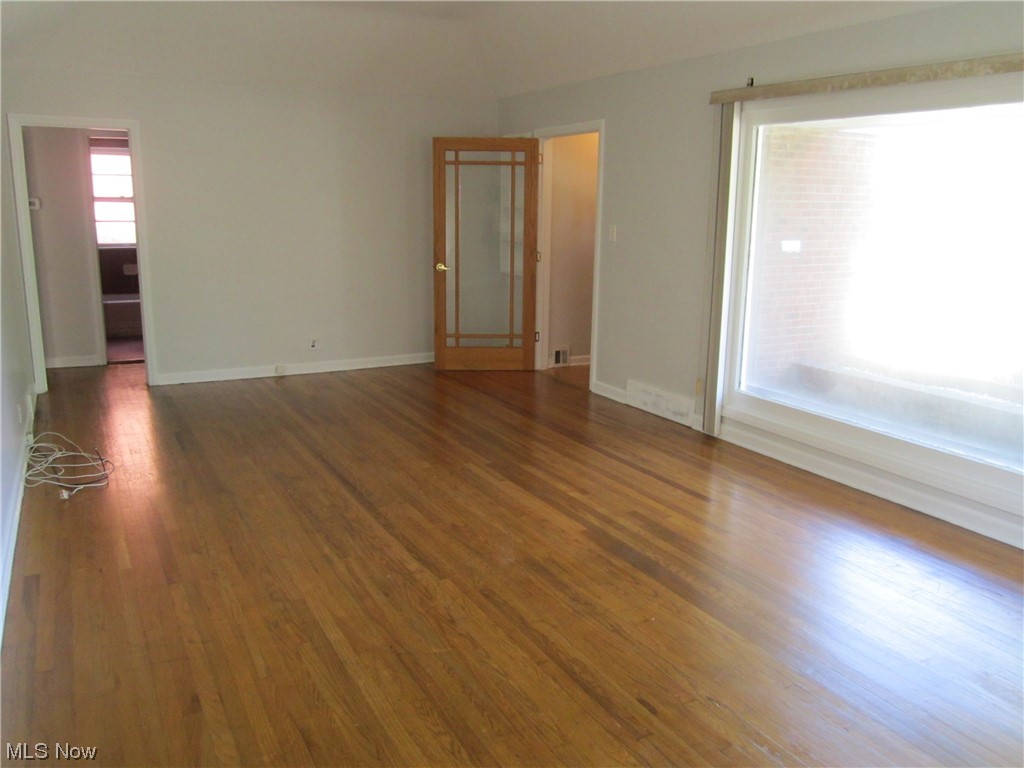 3812 Warrendale Road Cleveland, OH 44118 - Photo 11 of 32 View to front door with large picture window