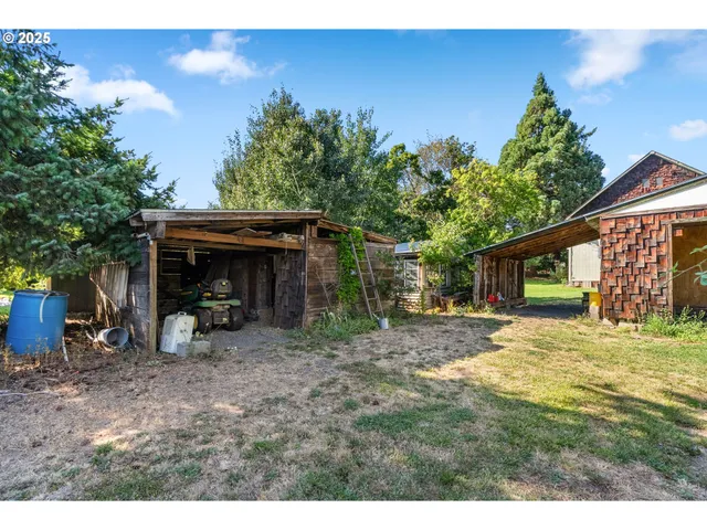 a view of a house with a backyard