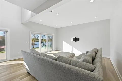 $910,000 | 622 Lake Viking Terrace, Gallatin, MO 64640