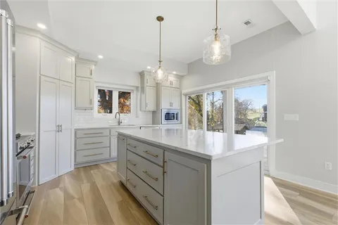 $910,000 | 622 Lake Viking Terrace, Gallatin, MO 64640