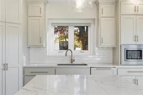 $910,000 | 622 Lake Viking Terrace, Gallatin, MO 64640