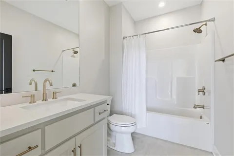 $910,000 | 622 Lake Viking Terrace, Gallatin, MO 64640