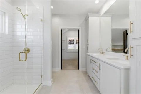 $910,000 | 622 Lake Viking Terrace, Gallatin, MO 64640