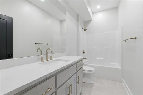 $910,000 | 622 Lake Viking Terrace, Gallatin, MO 64640