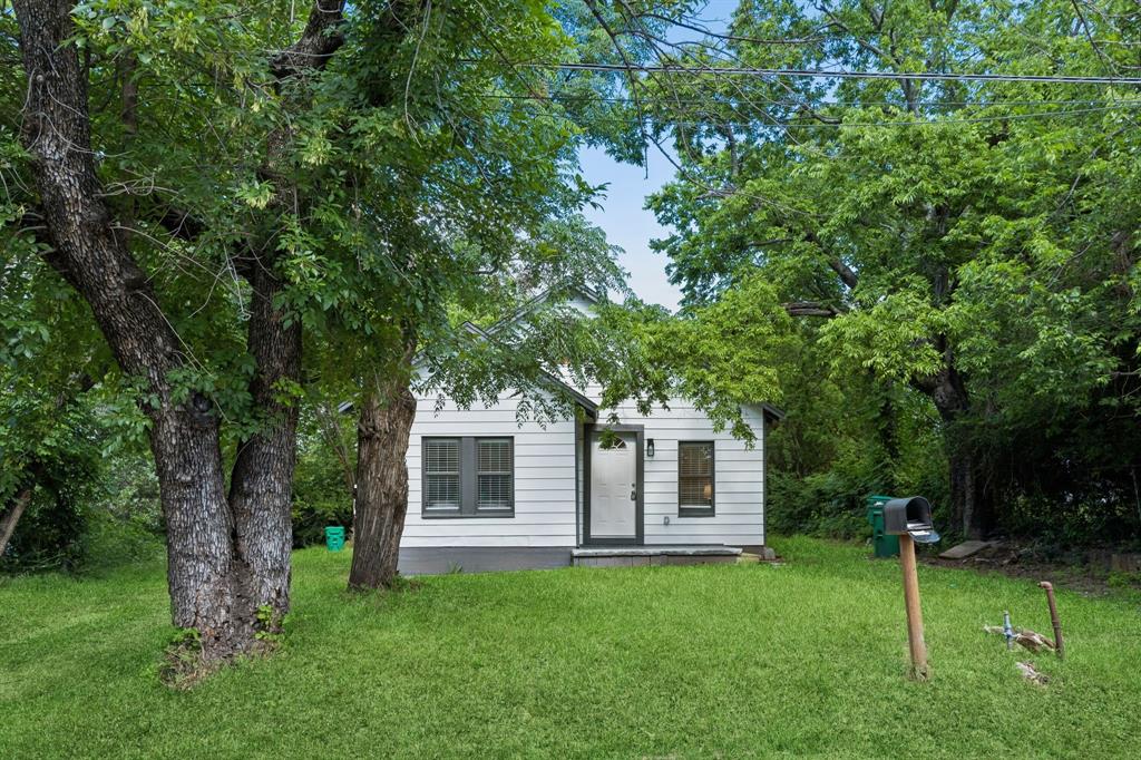 806 North Ruddell Street Denton, TX 76209 - Photo 2 of 26 a front view of a house with a garden