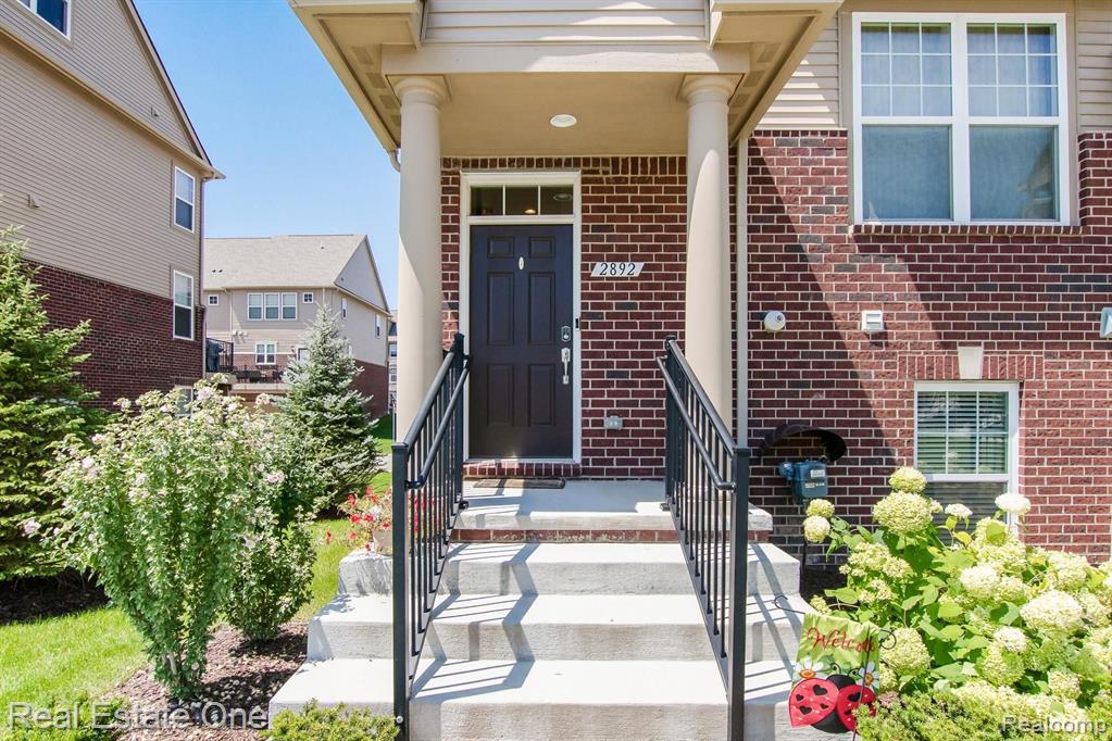2892 Glenbar Circle Rochester, MI 48307 - Photo 2 of 29