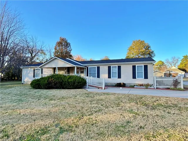 $175,000 | 203 East Washington Street, Frontenac, KS 66763
