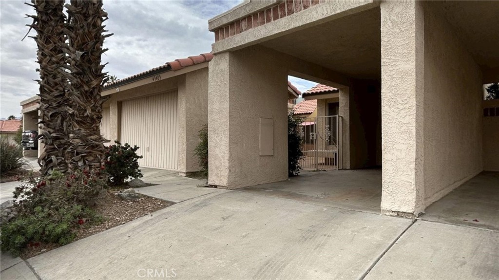49409 Eisenhower Drive Indio, CA 92201 - Photo 4 of 30 an empty room with mirror