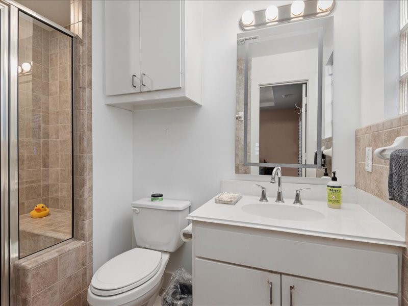 5941 South Loop E Freeway, Unit 504 Houston, TX 77033 - Photo 13 of 39 Full wall height custom tile.