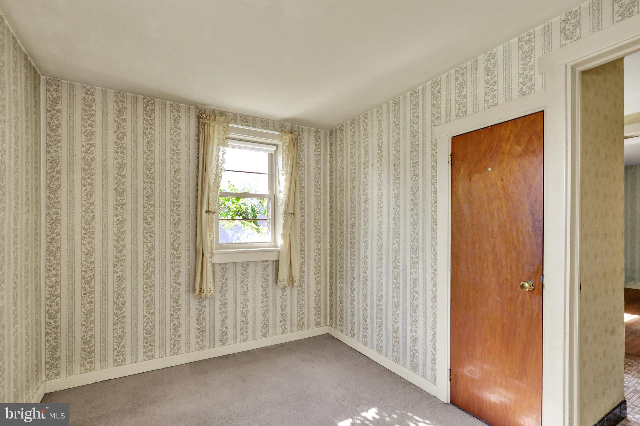24 Ardmore Avenue Reading, PA 19607 - Photo 20 of 40 a view of an empty room and window
