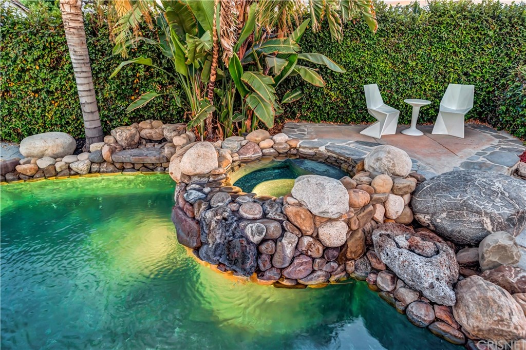 6720 Kurl Way Reseda, CA 91335 - Photo 30 of 40 a view of a chairs and table in the garden