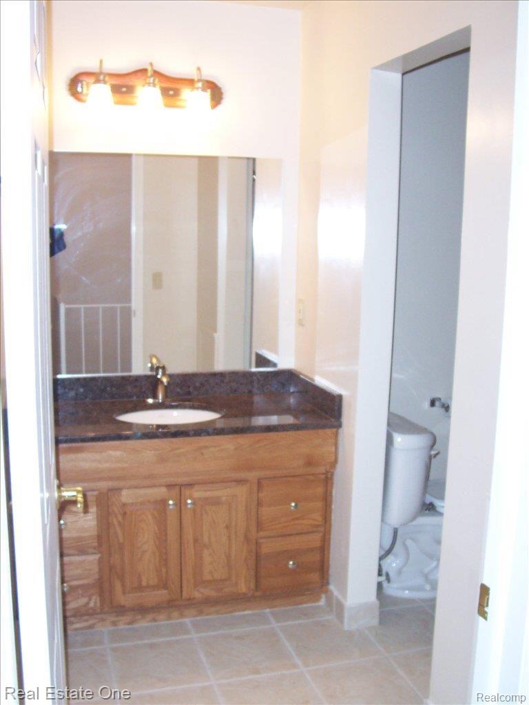 907 Lafayette Court Rochester, MI 48307 - Photo 9 of 14 REMODELED Bathw/GRANITE