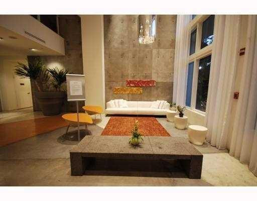 234 Northeast 3rd Street, Unit 1802 Miami, FL 33132 - Photo 15 of 25 a living room with furniture and a bath tub