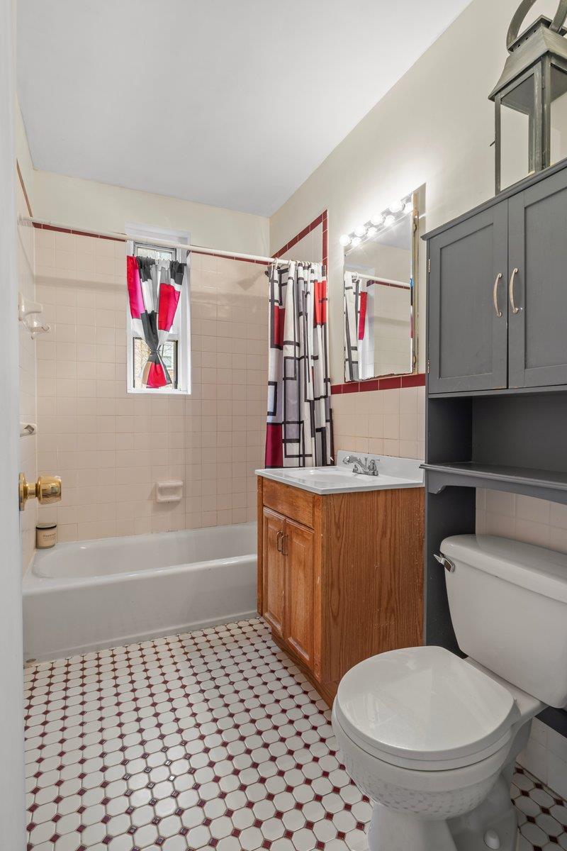 5601 Riverdale Avenue, Unit 5F Bronx, NY 10471 - Photo 19 of 25 a bathroom with a toilet a sink and a bathtub