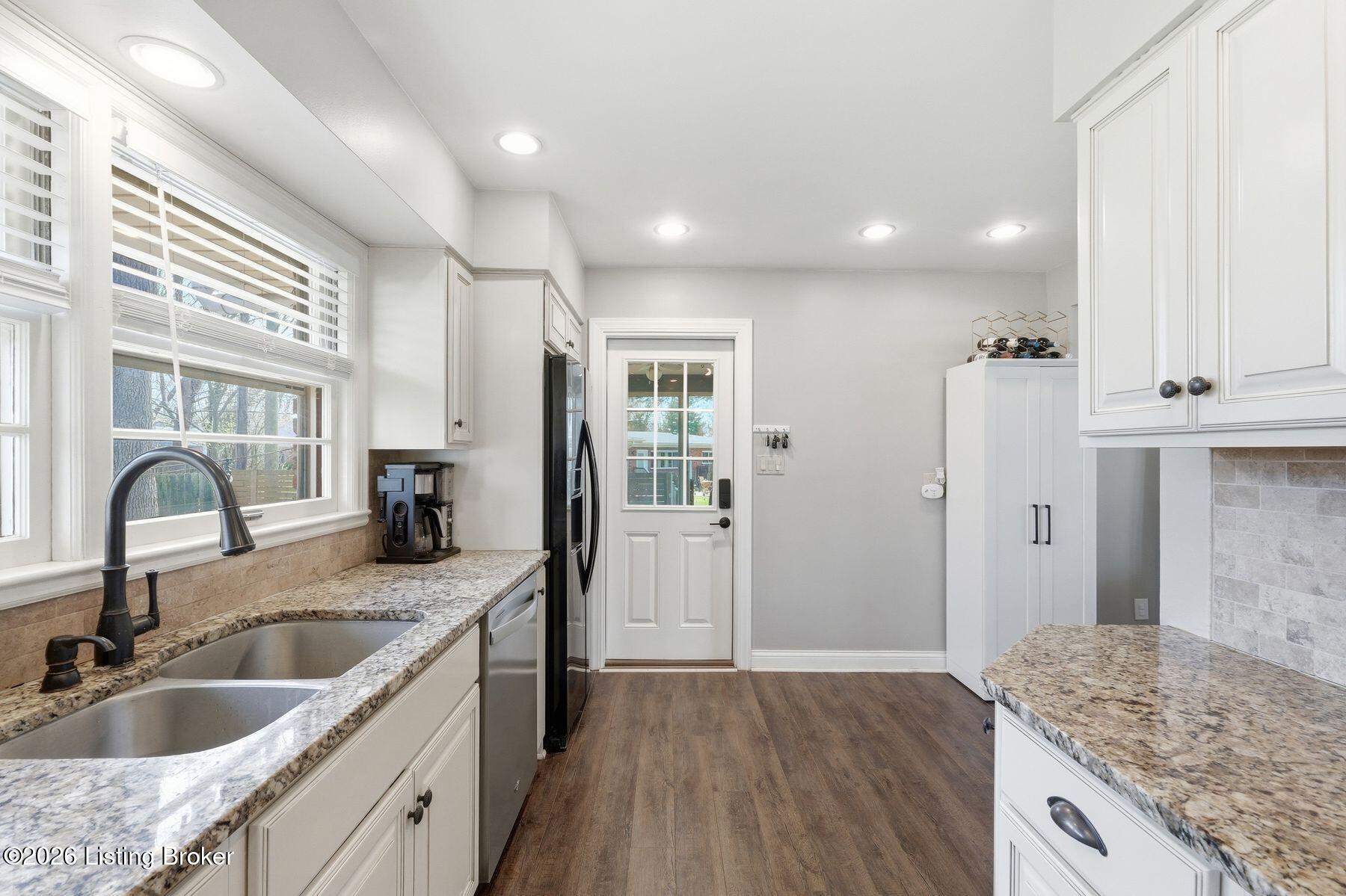 325 Brunswick Road Louisville, KY 40207 - Photo 12 of 44 photo_online_012